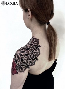 tatuaje-ombro-chica-ornamental-andrea-scollo 